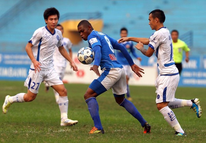 Phút 60, đội khách N. Sài Gòn bất ngờ vươn lên dẫn trước nhờ bàn thắng dễ dàng của tiền vệ Quang Hướng.